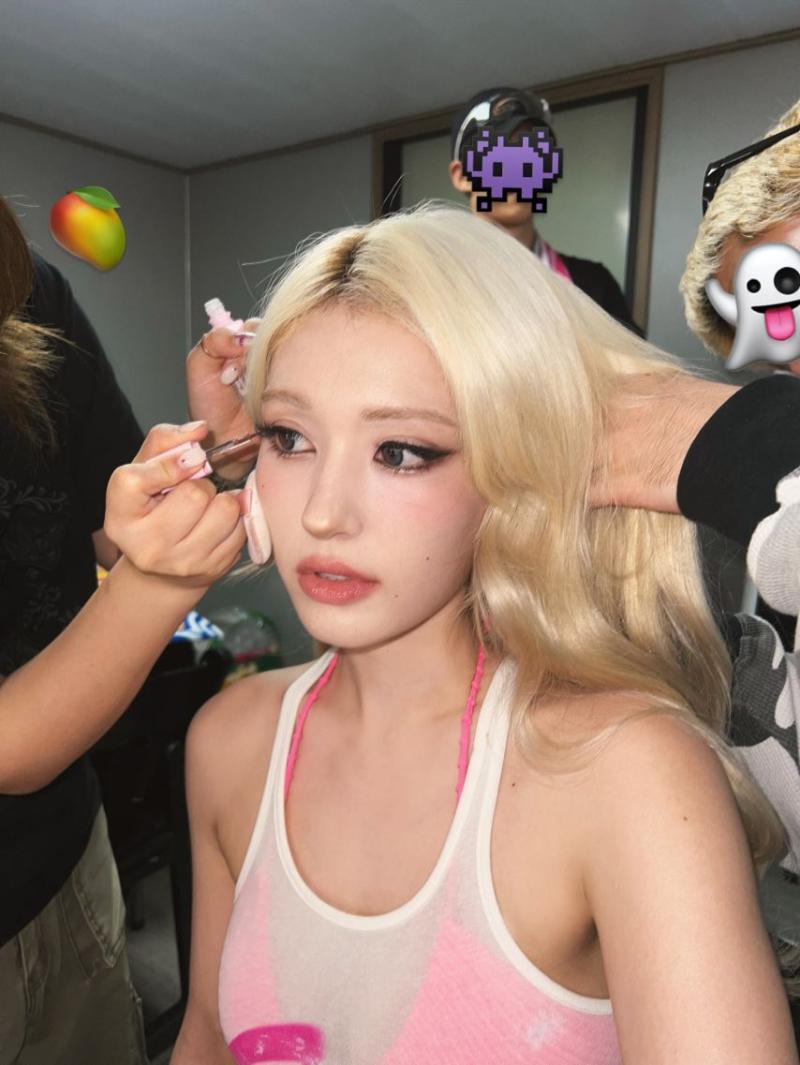 전소미 시스루 흰 나시 속 핑크 브라 비키니 가슴골.jpg