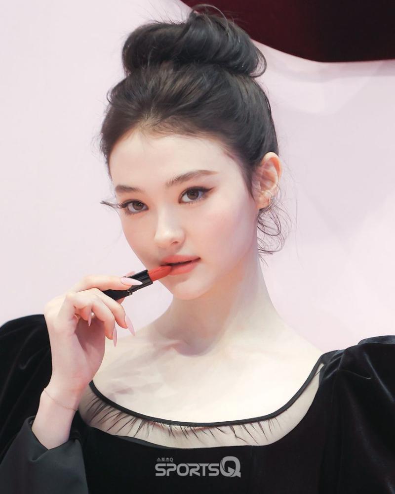 미야오 엘라 260107 MAC Photowall