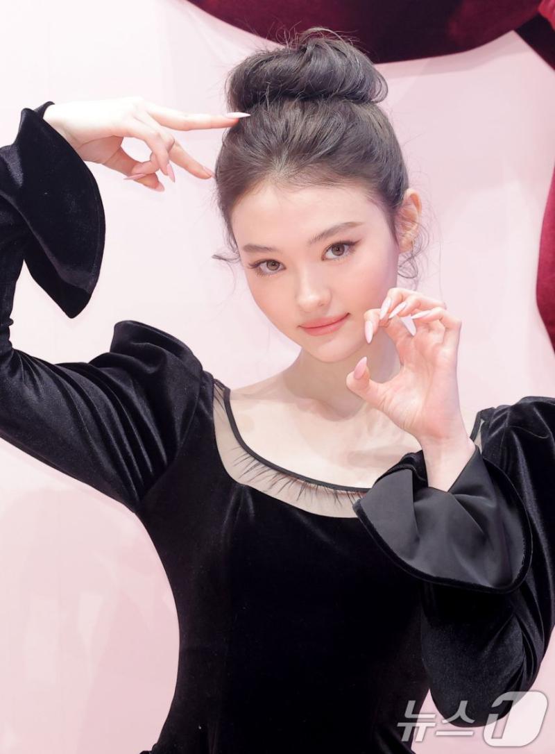 미야오 엘라 260107 MAC Photowall