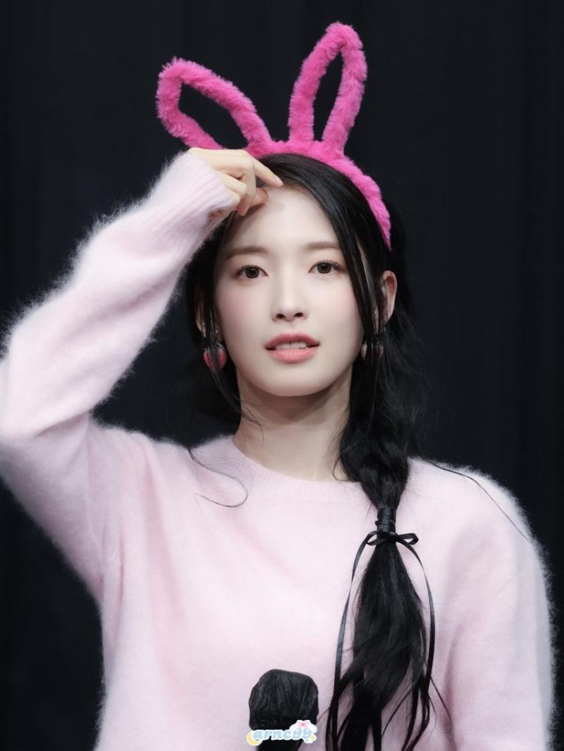 시그 팬사인회 오마이걸 아린 핑크색 패딩 초미니 검스 허벅지