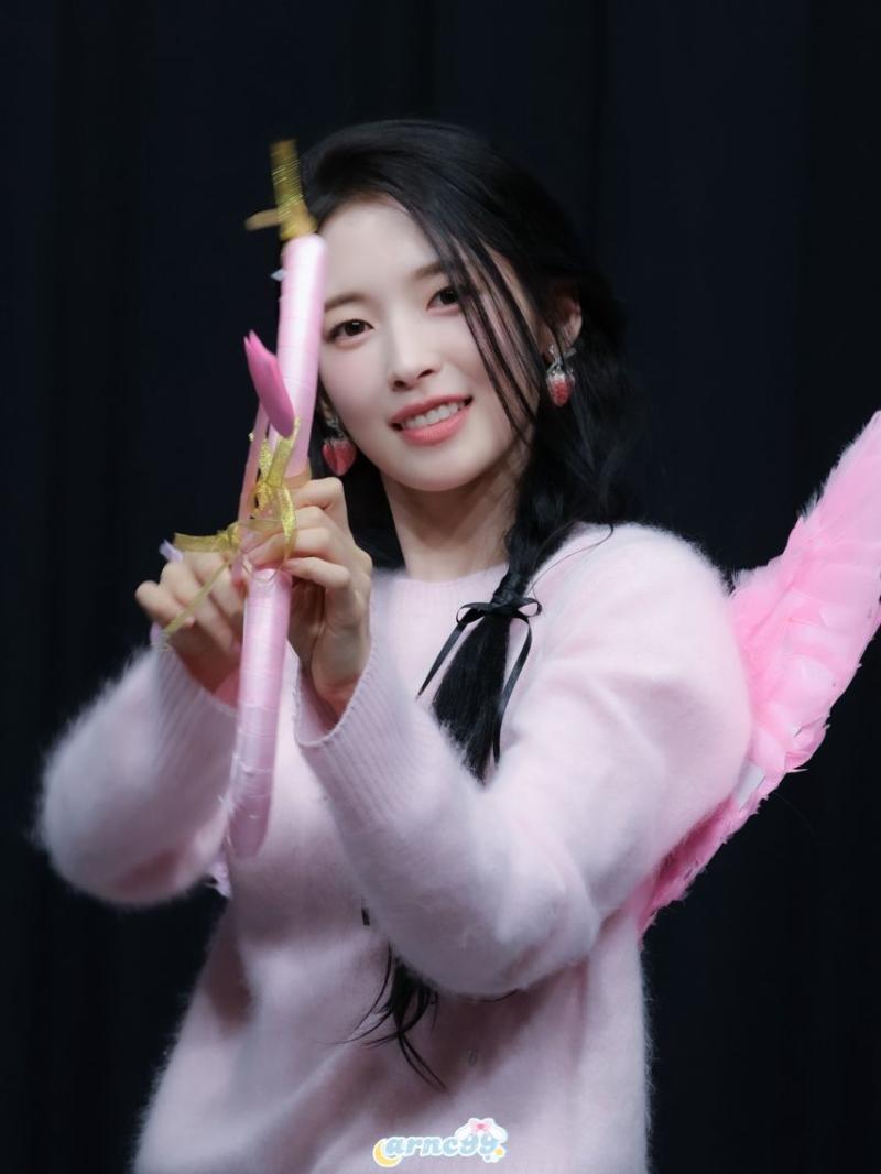 시그 팬사인회 오마이걸 아린 핑크색 패딩 초미니 검스 허벅지
