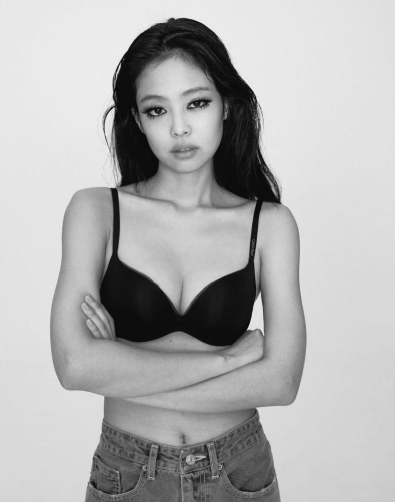 청바지에 검정 브라만 찬 블랙핑크 제니 슬렌더 가슴골 몸매.jpg