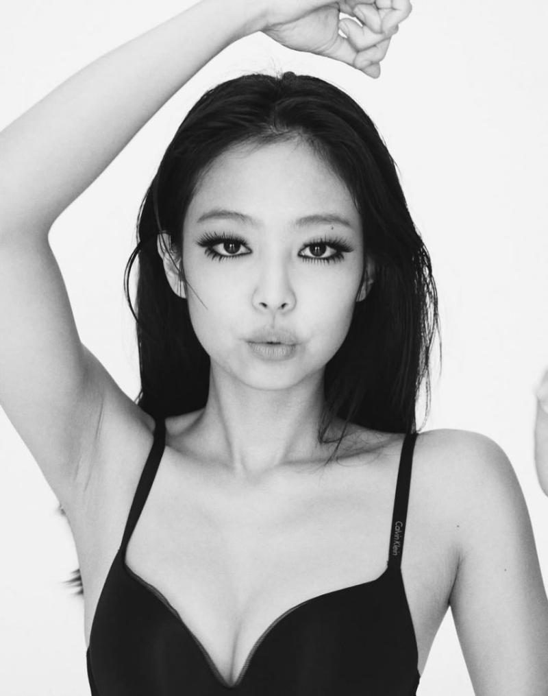 청바지에 검정 브라만 찬 블랙핑크 제니 슬렌더 가슴골 몸매.jpg
