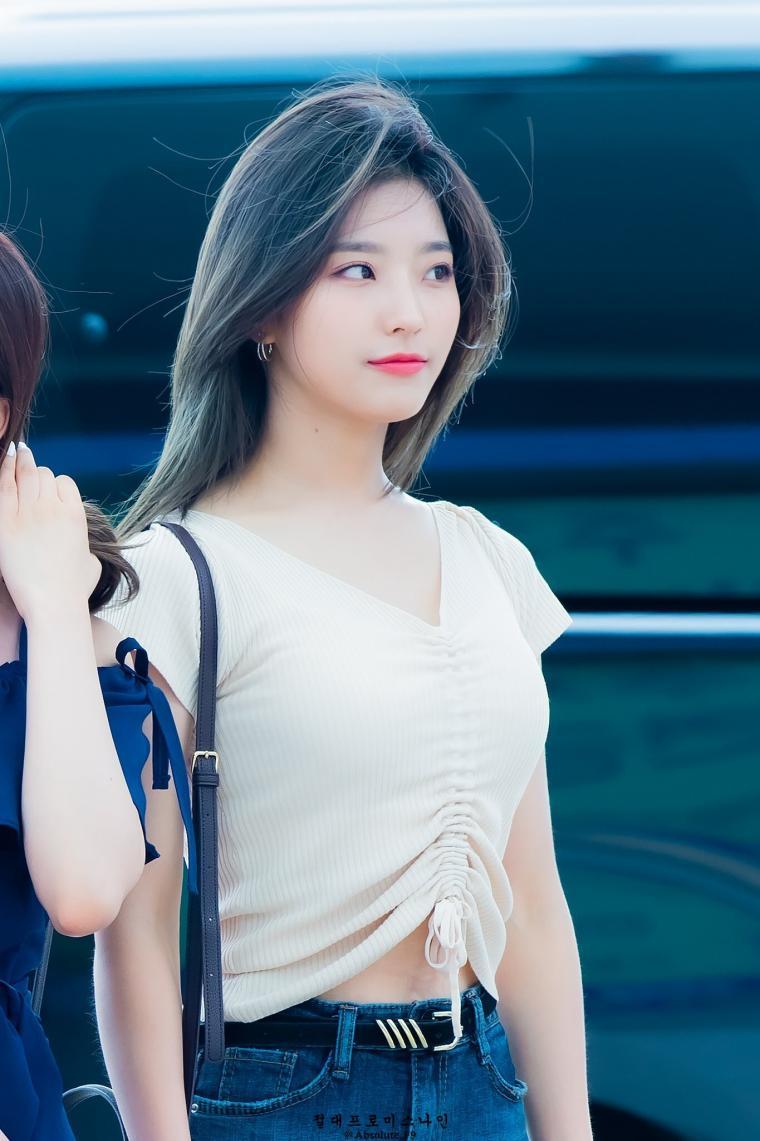 배우 이새롬