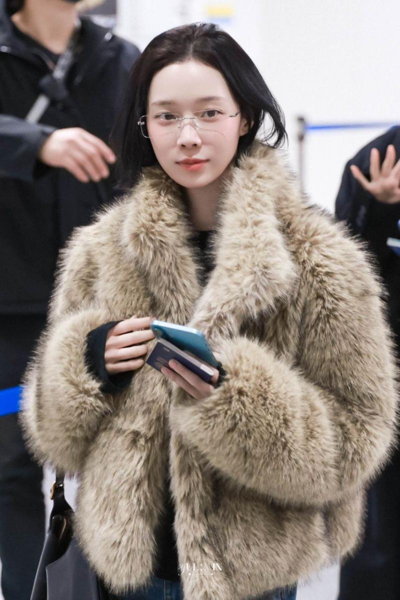 따뜻하게 입고 일본으로 출국하는 에스파 윈터
