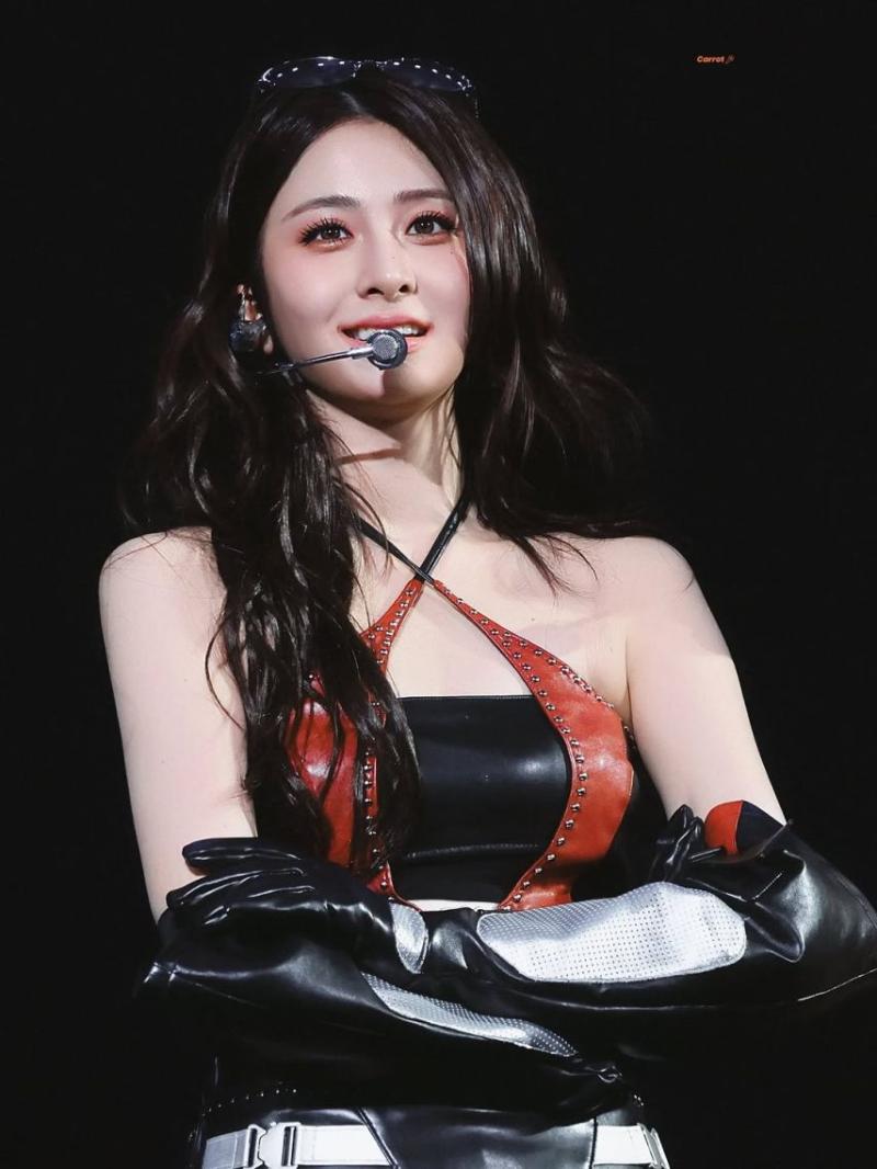 LE SSERAFIM (르세라핌) 허윤진