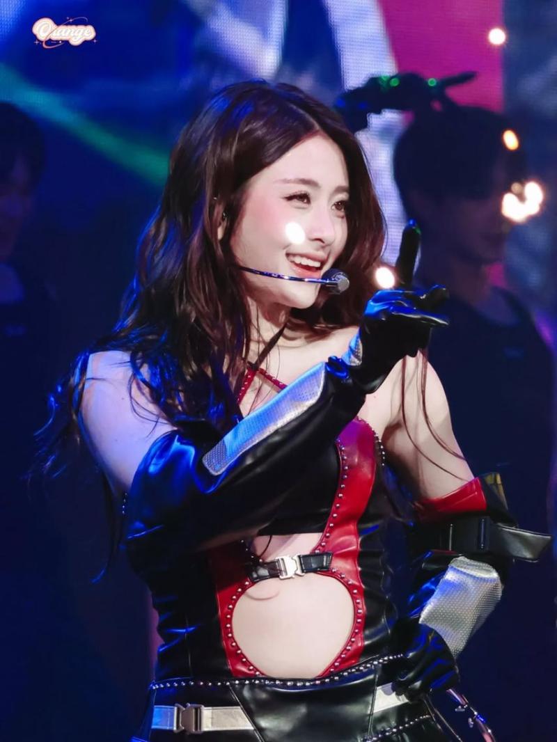 LE SSERAFIM (르세라핌) 허윤진