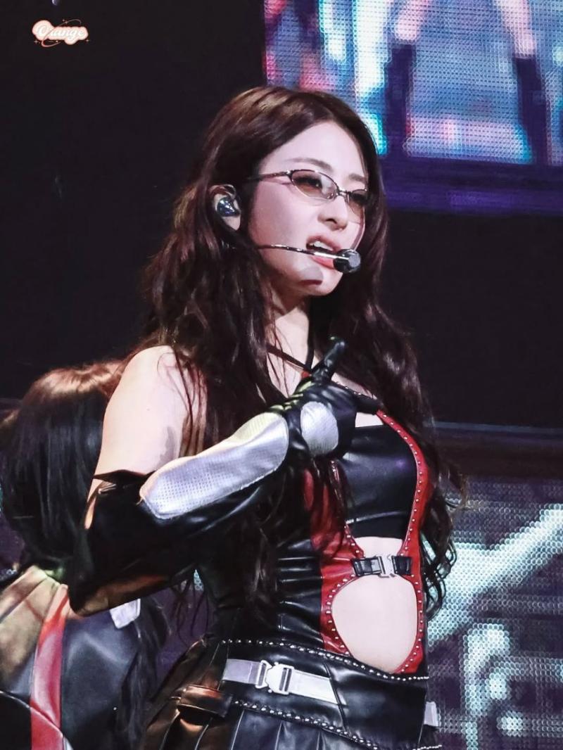 LE SSERAFIM (르세라핌) 허윤진