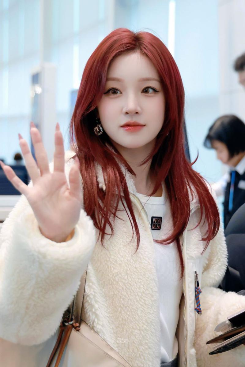 아이들 우기 출국