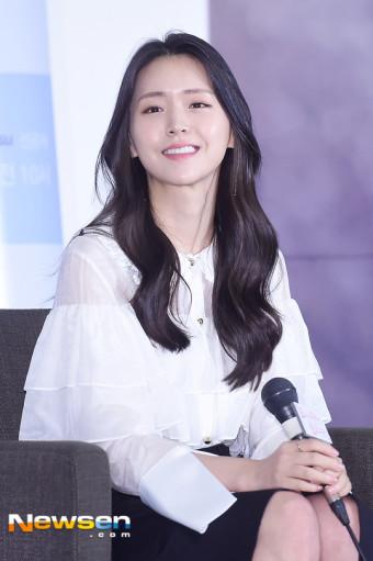 배우 김지은