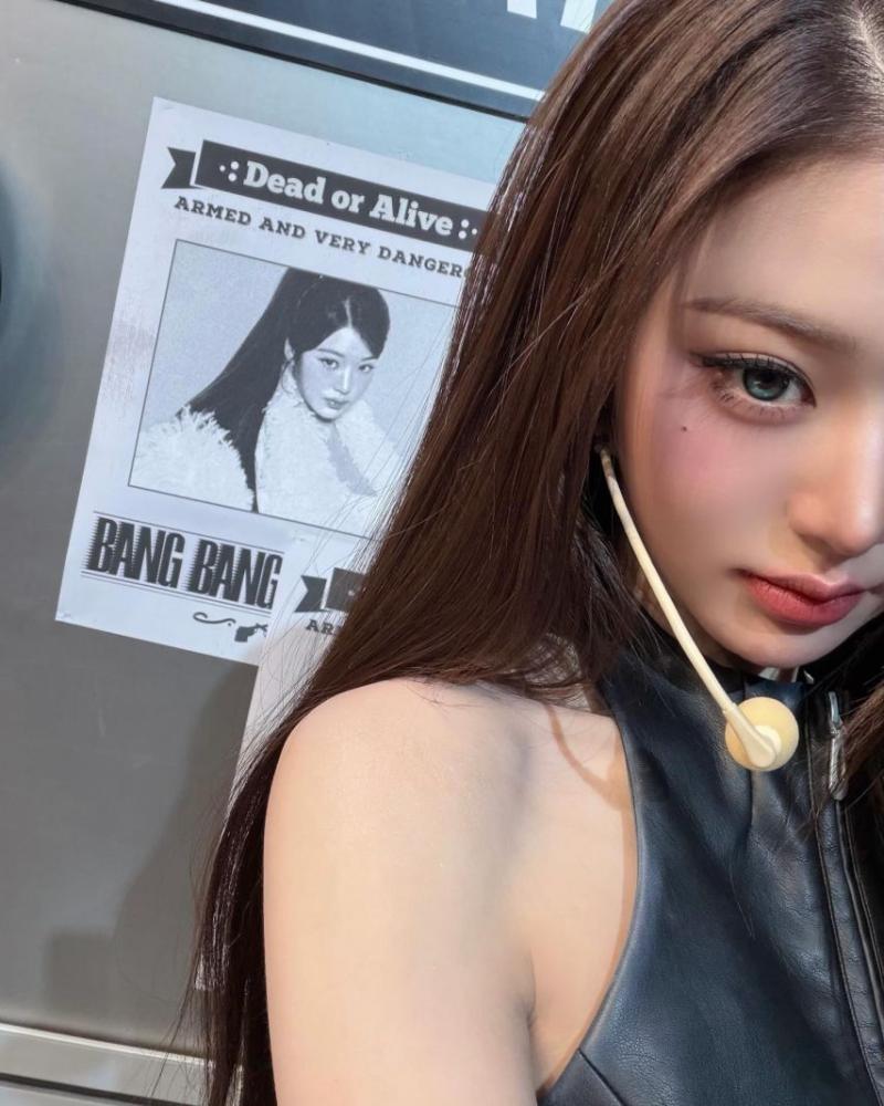 여전사 가죽의상 아이브 장원영 겨드랑이 가터링 허벅지 각선미.jpg