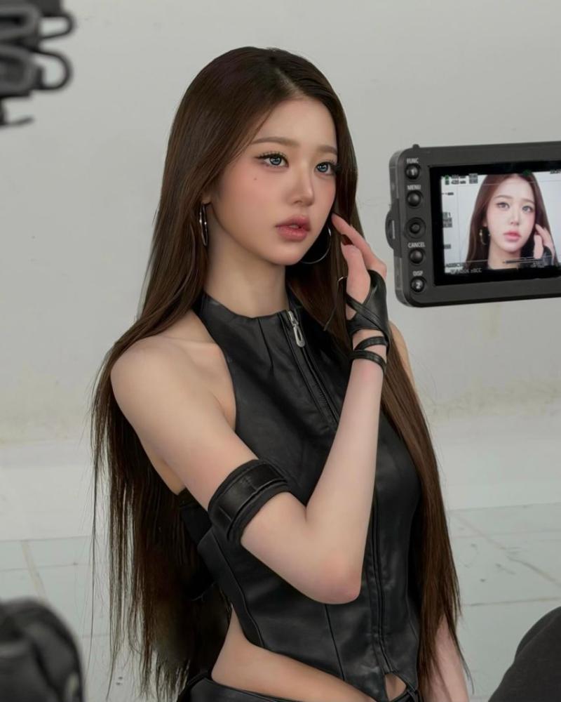 여전사 가죽의상 아이브 장원영 겨드랑이 가터링 허벅지 각선미.jpg