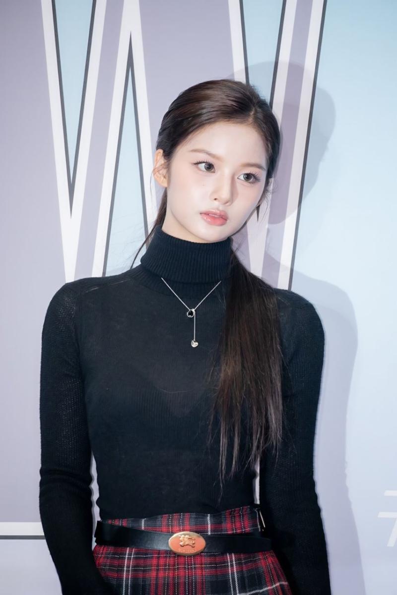 브라 살짝 비치는 엔믹스 설윤