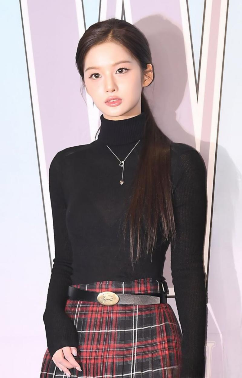 브라 살짝 비치는 엔믹스 설윤