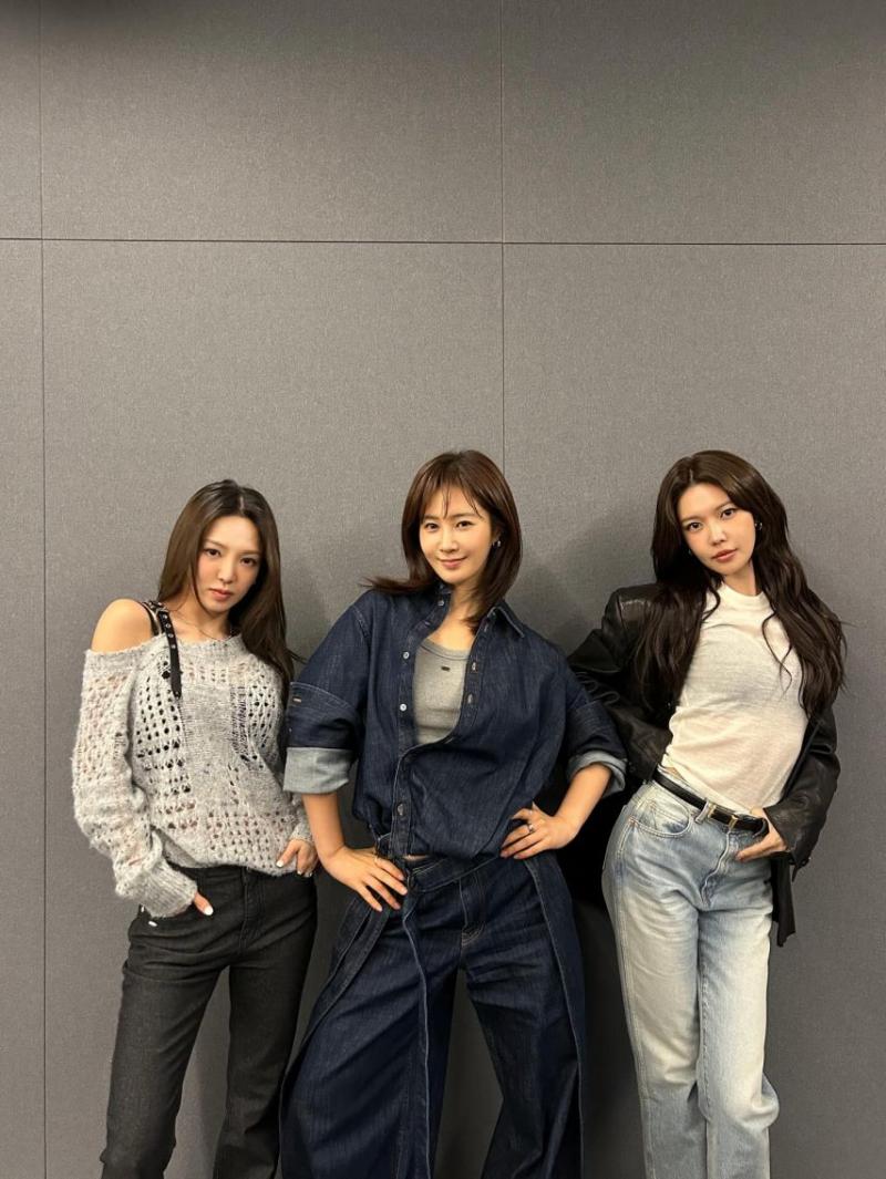 윤아 소녀시대 버버리/ 권유리/ 효연 유리 수영