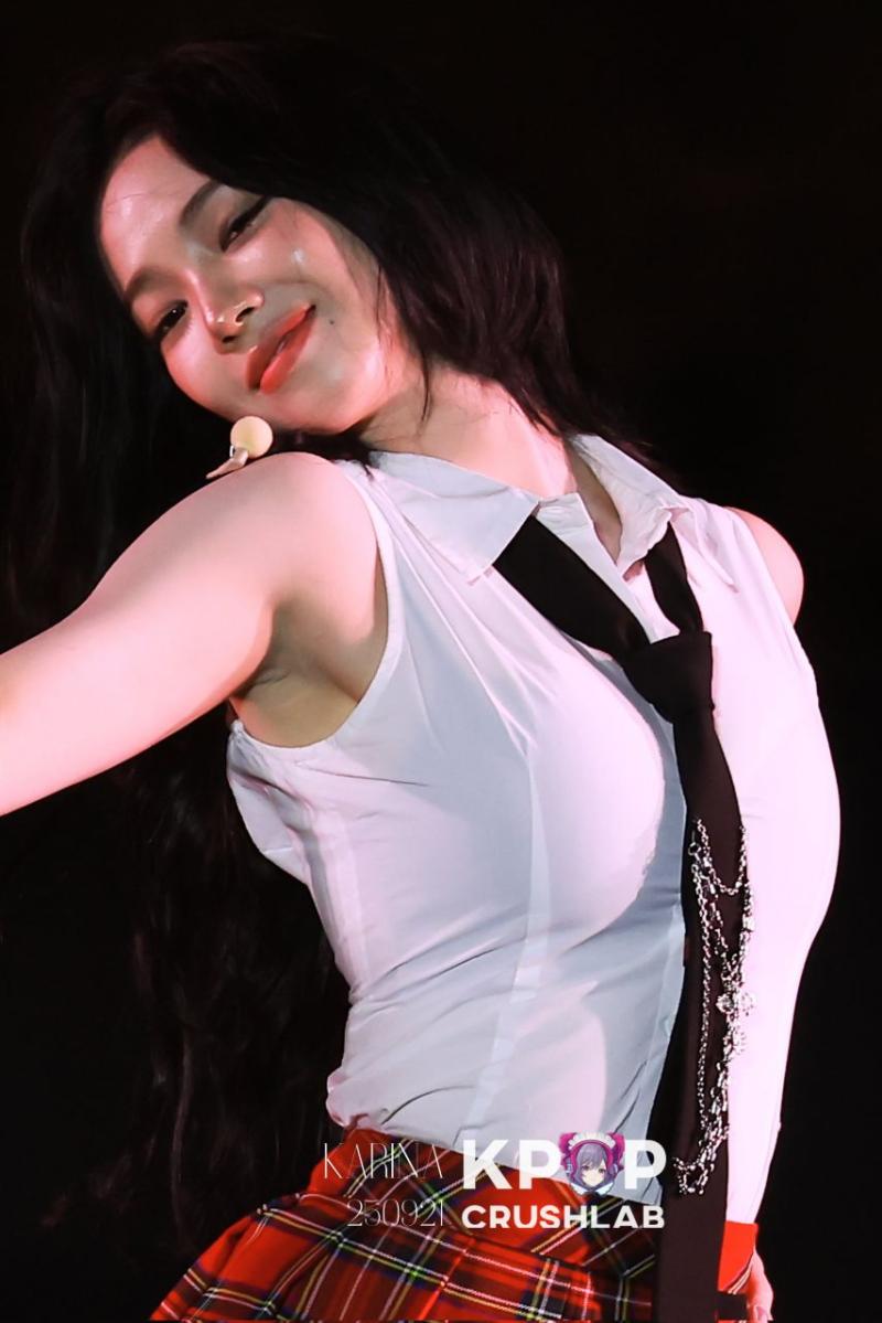 에스파 카리나 시스루 민소매 흰셔츠 블랙 브라 겨드랑이.jpg