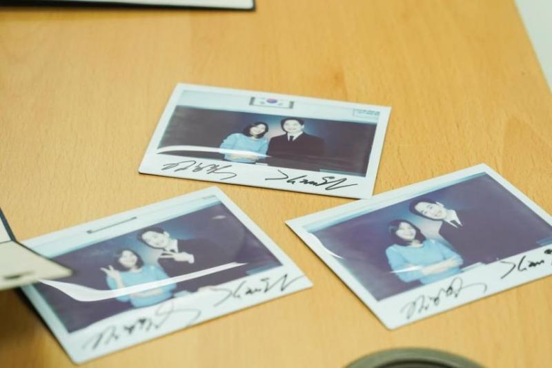오늘자 24년만에 김재원과 사진 찍었다는 배우 김하늘.JPG