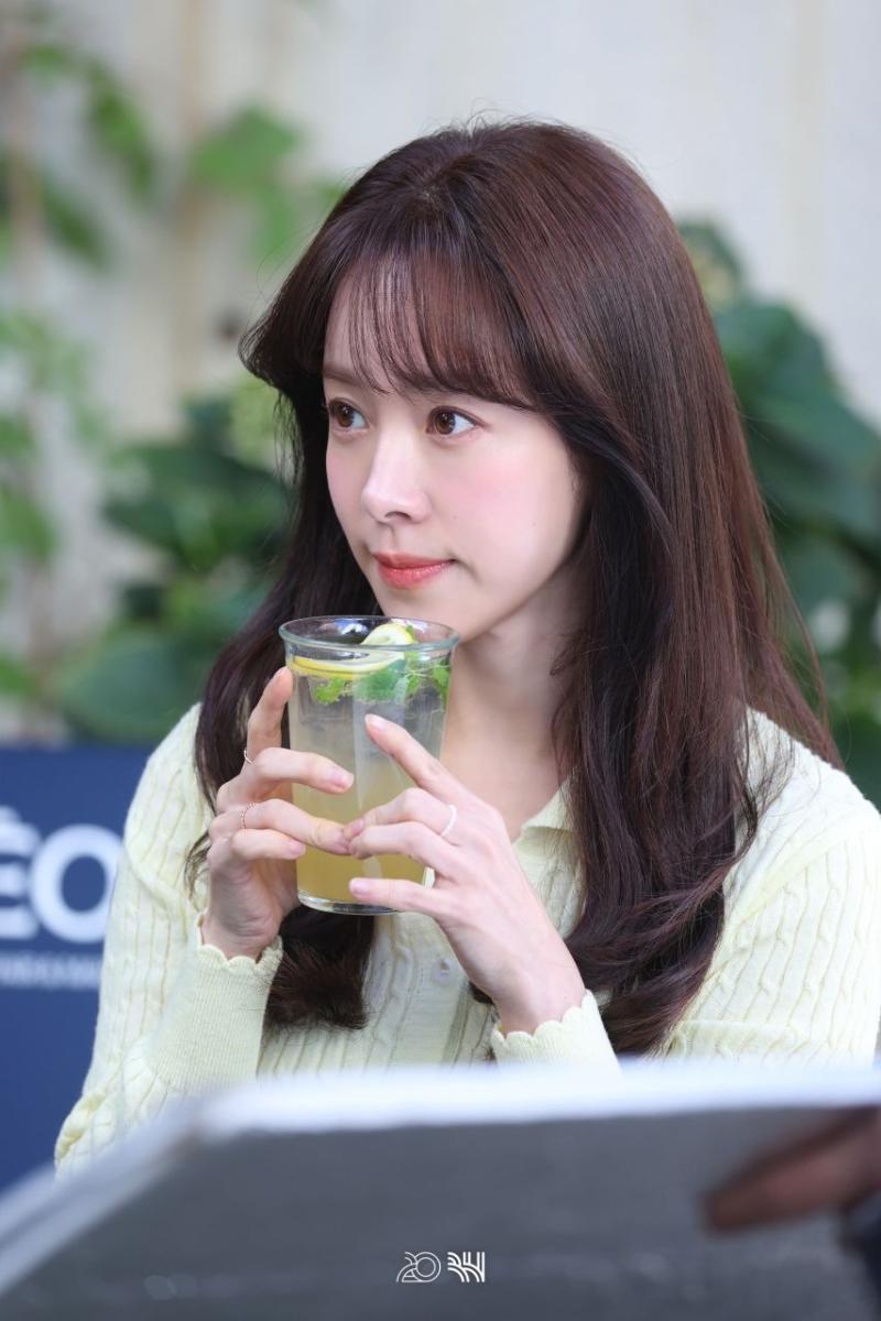한지민 박성훈 미혼남녀의효율적만남 포스터촬영 비하인드
