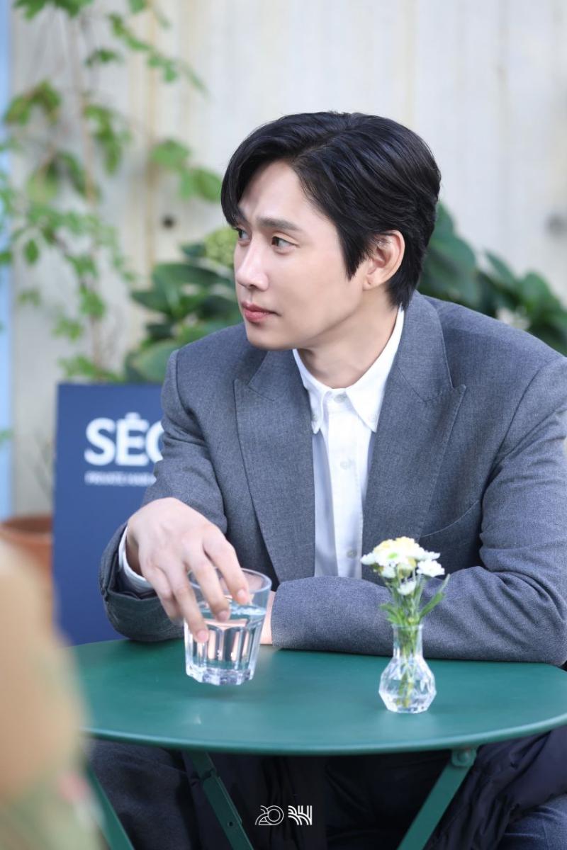 한지민 박성훈 미혼남녀의효율적만남 포스터촬영 비하인드