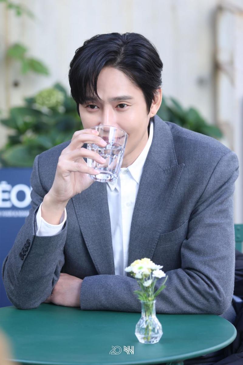 한지민 박성훈 미혼남녀의효율적만남 포스터촬영 비하인드