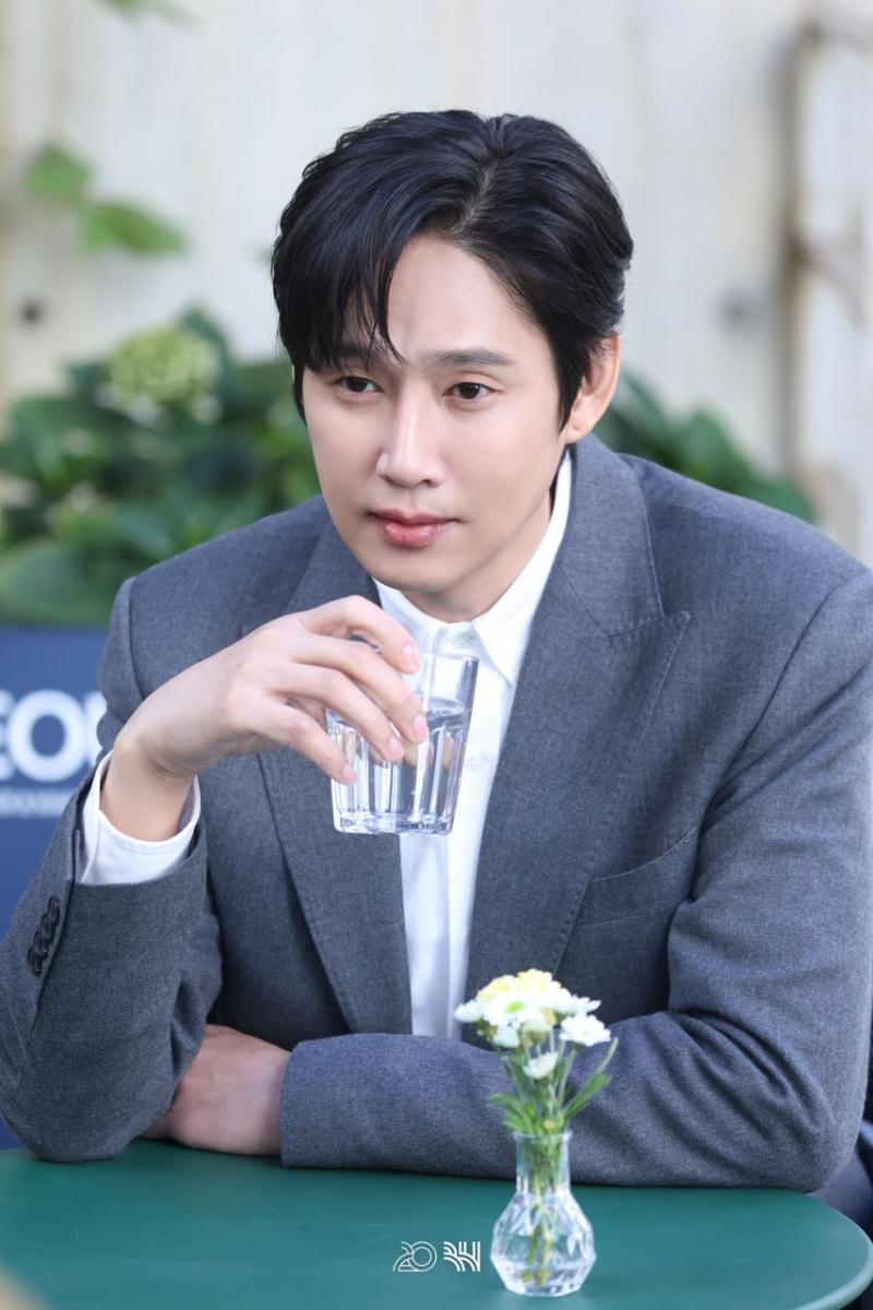 한지민 박성훈 미혼남녀의효율적만남 포스터촬영 비하인드