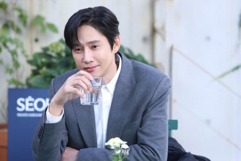 한지민 박성훈 미혼남녀의효율적만남 포스터촬영 비하인드