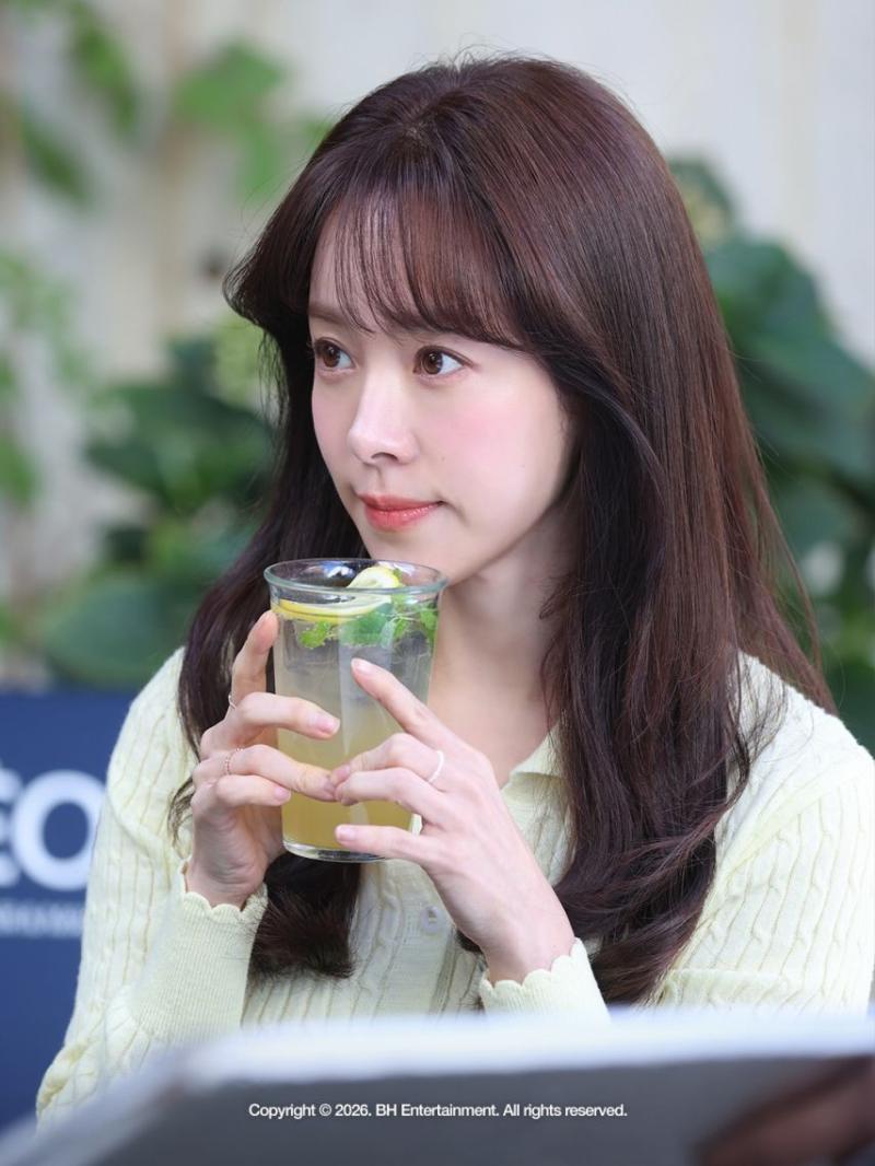 한지민 박성훈 미혼남녀의효율적만남 포스터촬영 비하인드