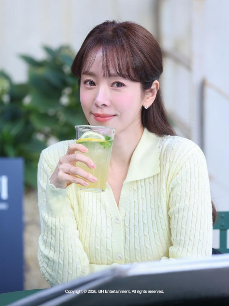 한지민 박성훈 미혼남녀의효율적만남 포스터촬영 비하인드
