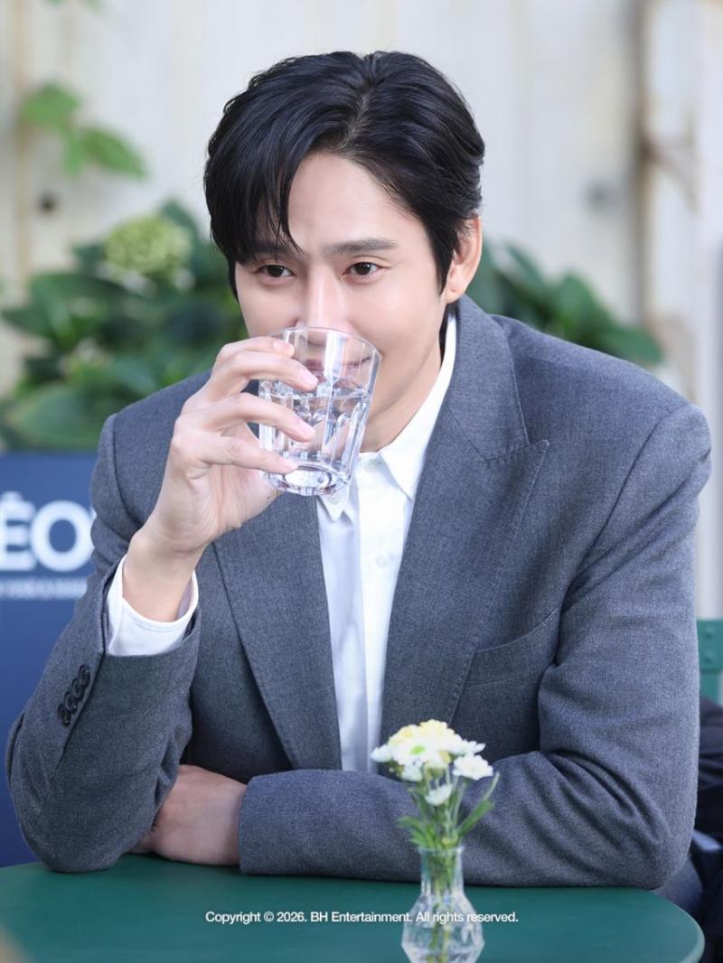 한지민 박성훈 미혼남녀의효율적만남 포스터촬영 비하인드
