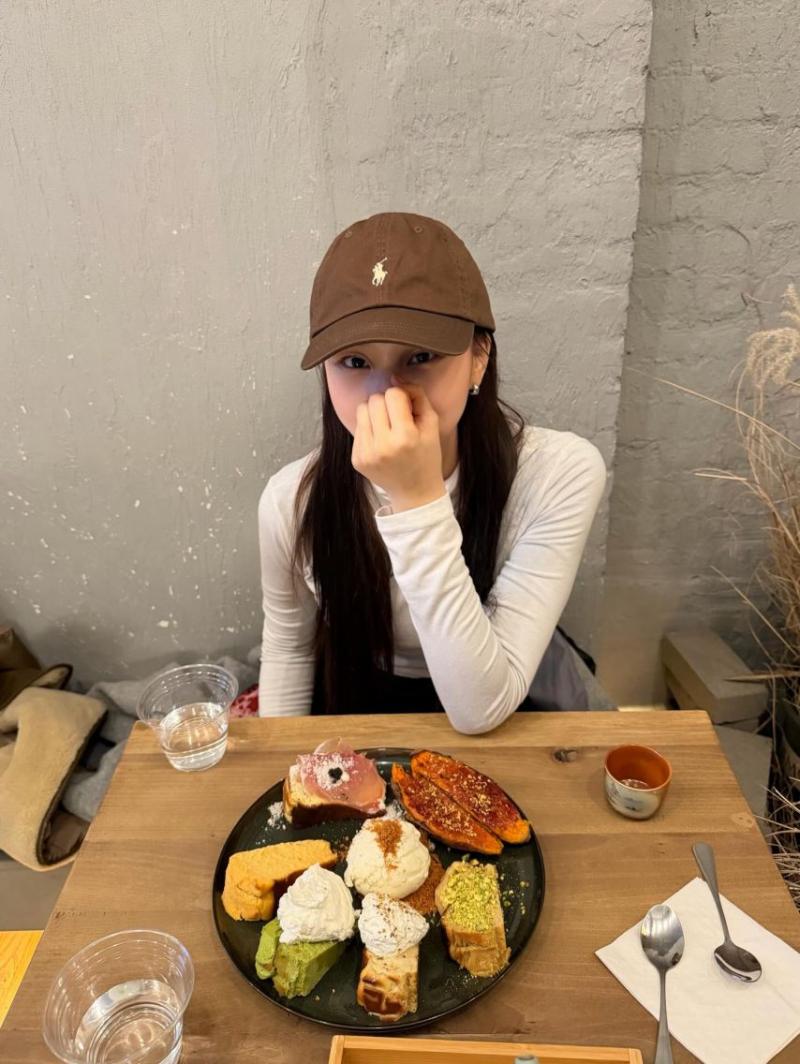 엄지 VIVIZ비비지 인별