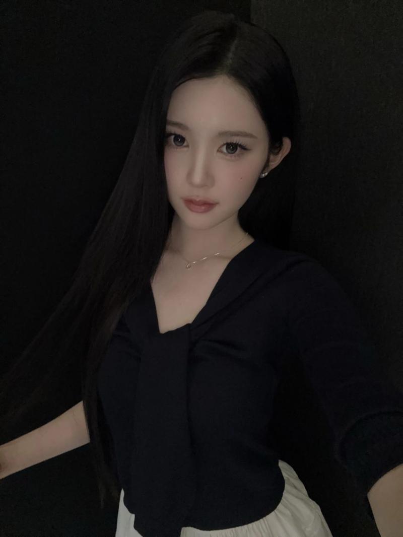 하츠투하츠 지우,  에이나
