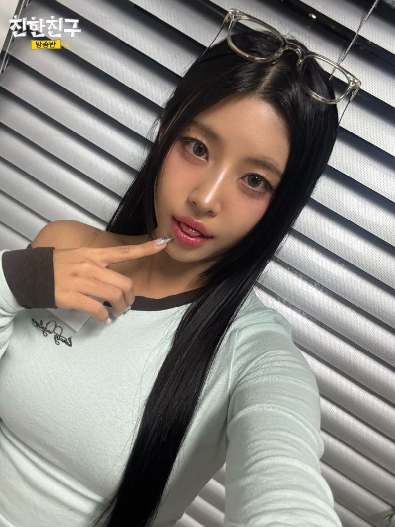 걸그룹 엑신(X:IN) 3월 4일 친한친구 방송방(친친방) 착장.jpg