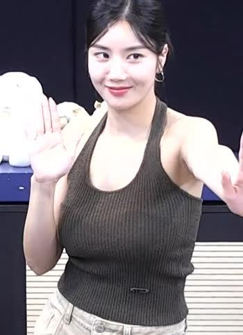 권은비 보이는 라디오 민소매 남다른 가슴 볼륨감.mp4