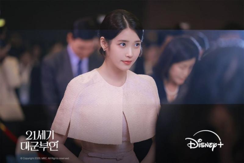 아이유 에스티로더/ 아이유 변우석 21세기대군부인 디즈니+