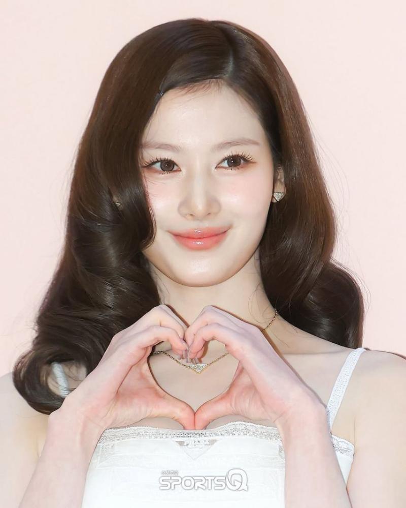 260312 프라다 화이트 썬 팝업 스토어 포토콜 트와이스 사나