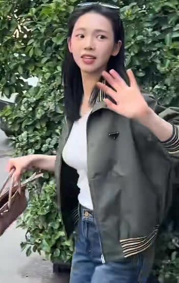 살짝 뛰는 에스파 카리나 흰티 가슴 출렁