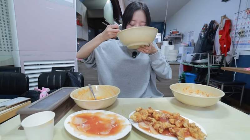 가성비 좋고 맛있는 한끼를 먹은 쯔양.jpg