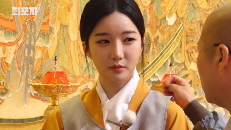 스님에게 조언 듣는 트리플에스 김유연, 표정