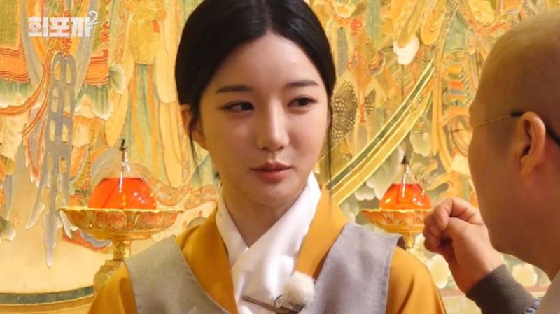 스님에게 조언 듣는 트리플에스 김유연, 표정