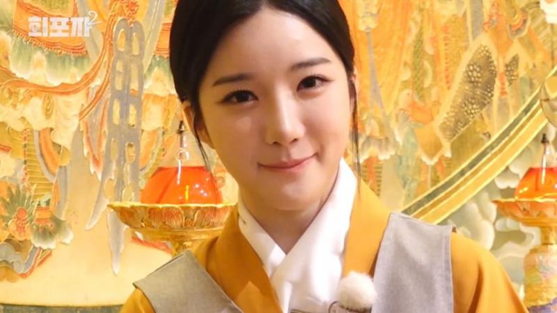 스님에게 조언 듣는 트리플에스 김유연, 표정