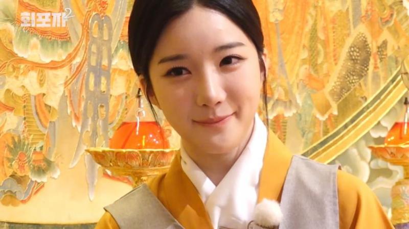 스님에게 조언 듣는 트리플에스 김유연, 표정