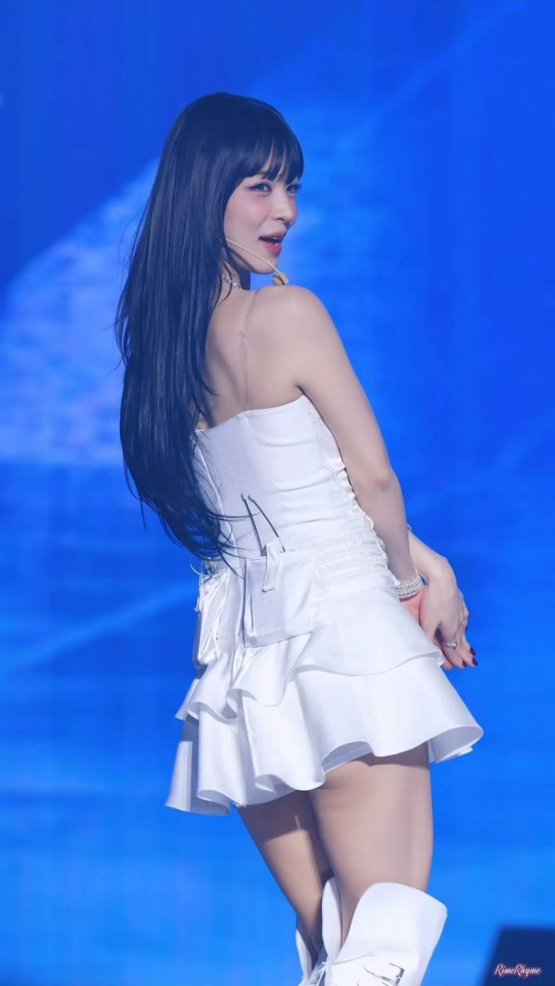 고부갈등상 프로미스나인 이채영 몸매.jpg