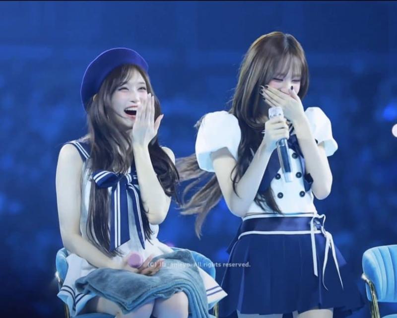 [아이브] 이서한테 뽀뽀하는 리즈 ㄷㄷ