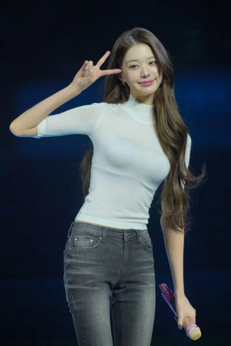 사운드 체크하는 아이브 장원영 흰티에 청바지 여친의 정석 비주얼 (스압)