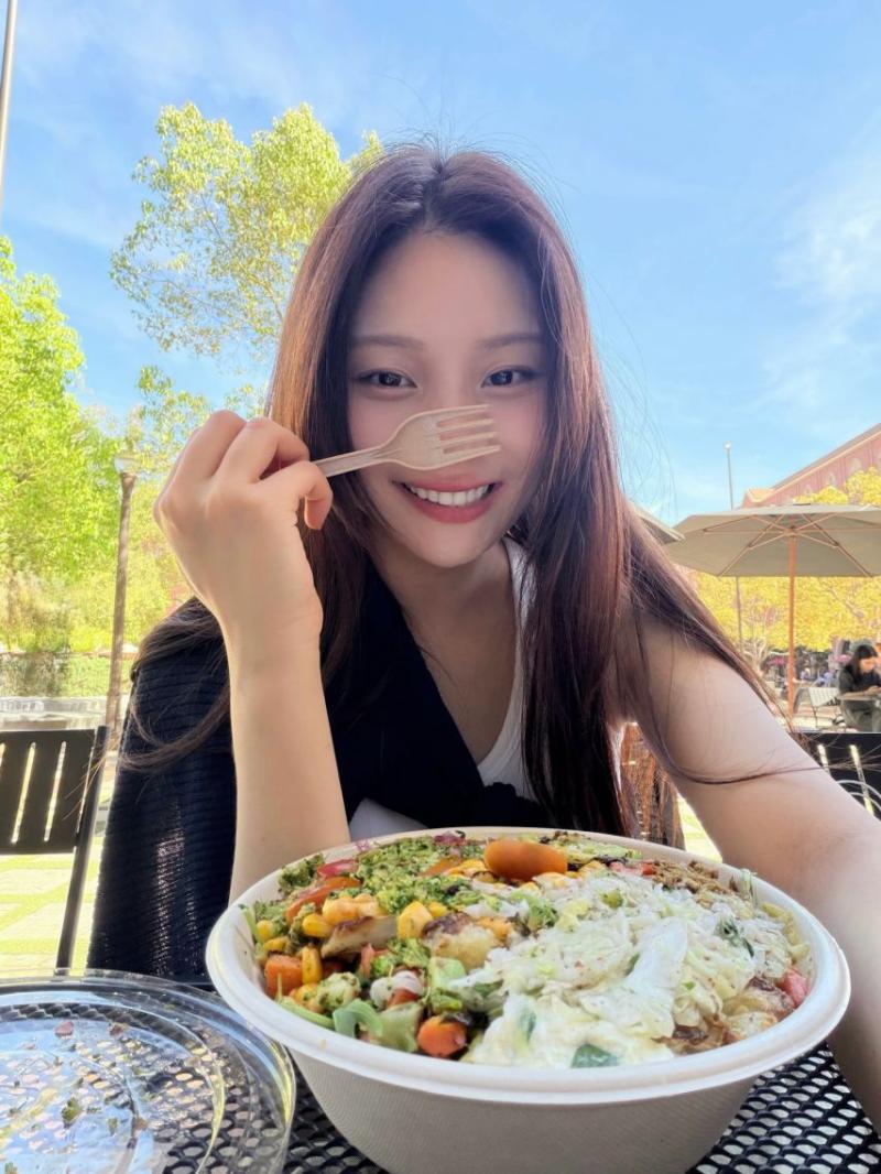 엄지 VIVIZ비비지 인별