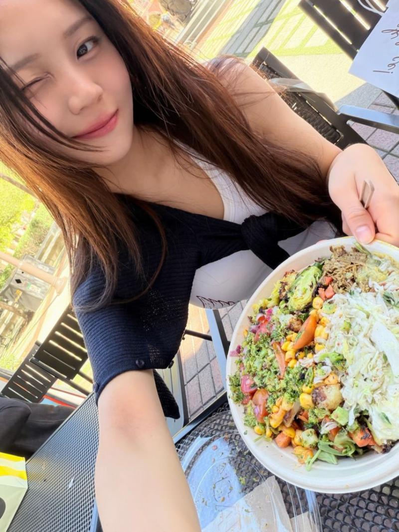엄지 VIVIZ비비지 인별