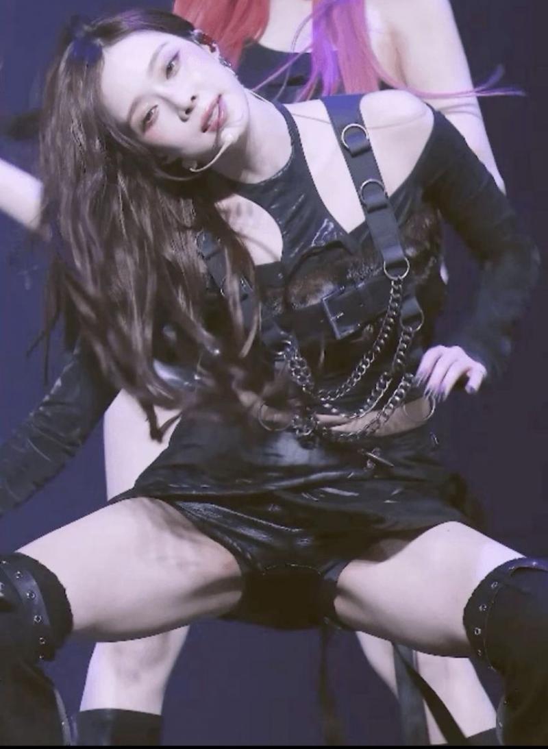 [에스파] 야한 배꼽과 허벅지 내전근이 좋은 윈터 의상 3종.mp4