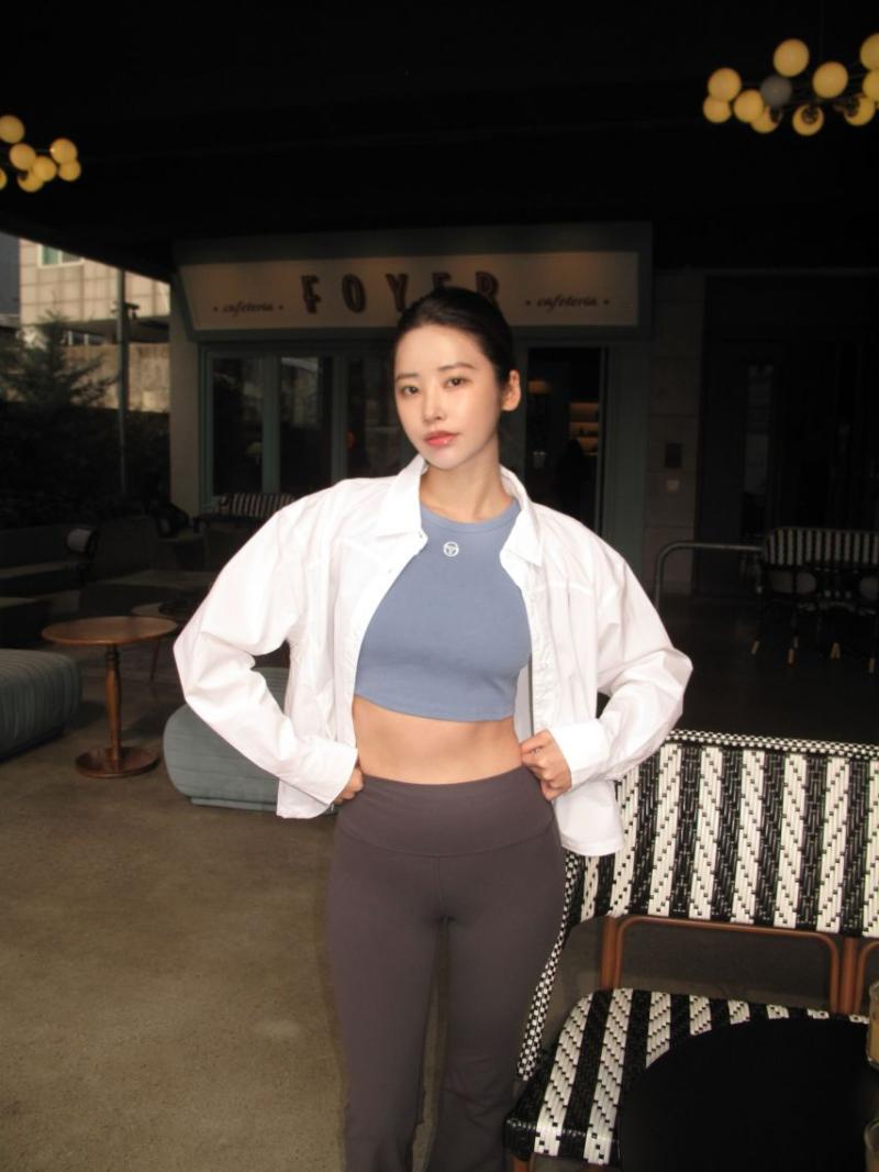 레깅스 차림으로 활보하는 기희현(인스타)
