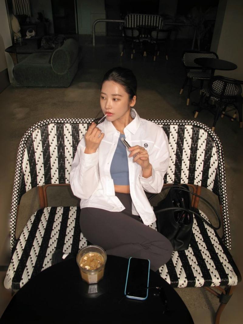 레깅스 차림으로 활보하는 기희현(인스타)