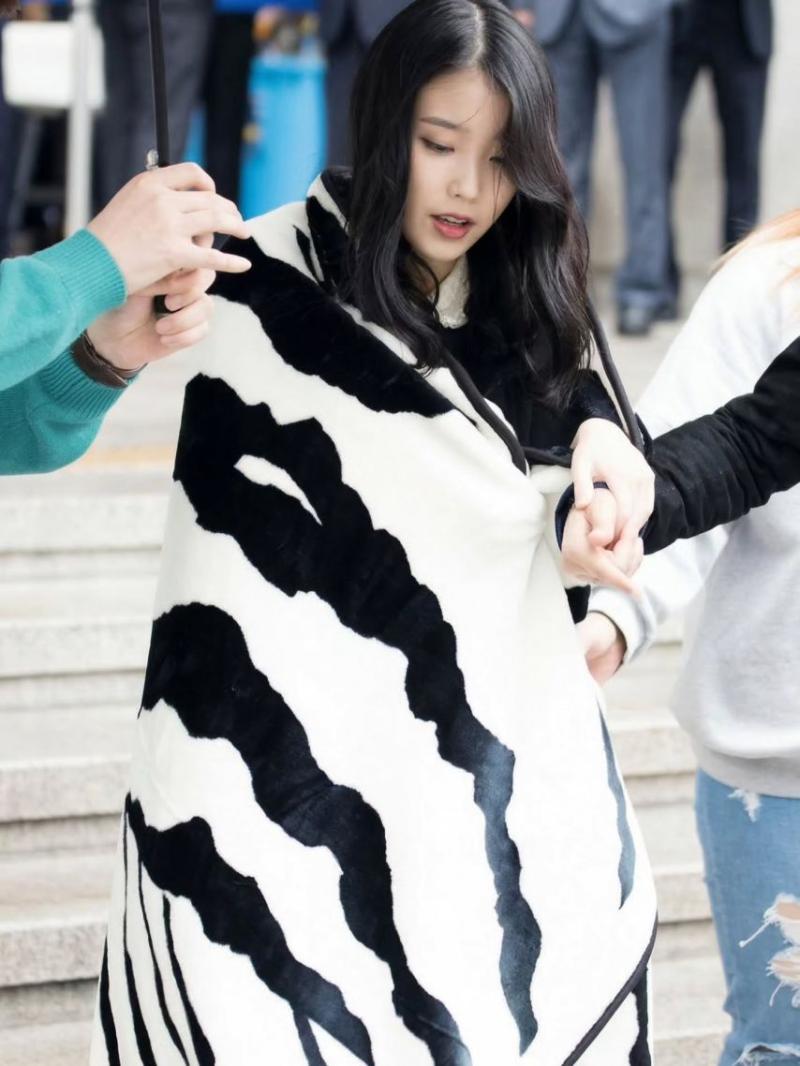 아이유 참이슬 봄포스터 등